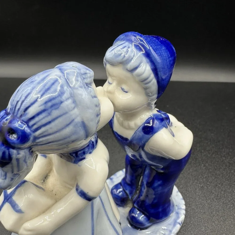 Vintage Delft Blue Kissing Dutch Couple Figurine 4.5